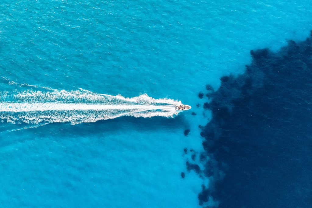 gommone dall'alto in navigazione